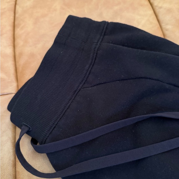 Lululemon Scuba High-Rise Shorts - Picture 6 of 6